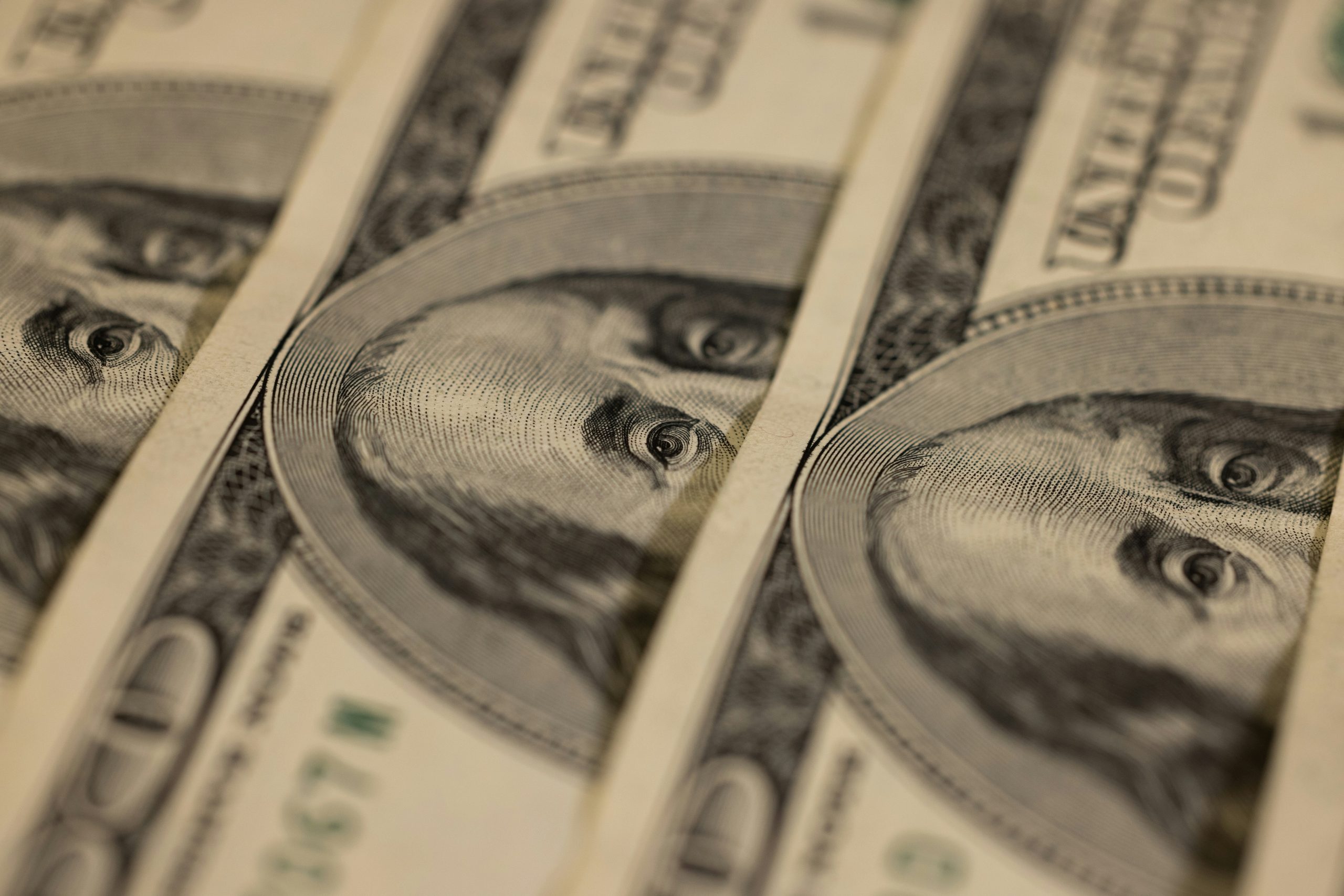 Cotação do Dólar Hoje: Moeda Opera em Queda com Decisões do Fed e Copom no Radar