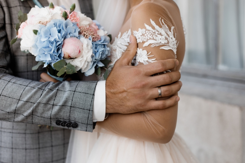 Recém casados ganham mais proteção com seguro de vida personalizado, diz Omint