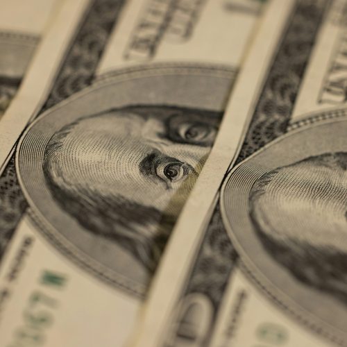 Cotação do Dólar Hoje: Moeda Opera em Queda com Decisões do Fed e Copom no Radar
