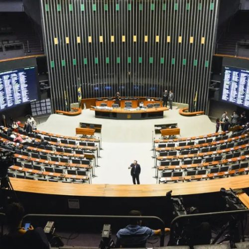 Projeto que cria seguro para corretor avança na Câmara